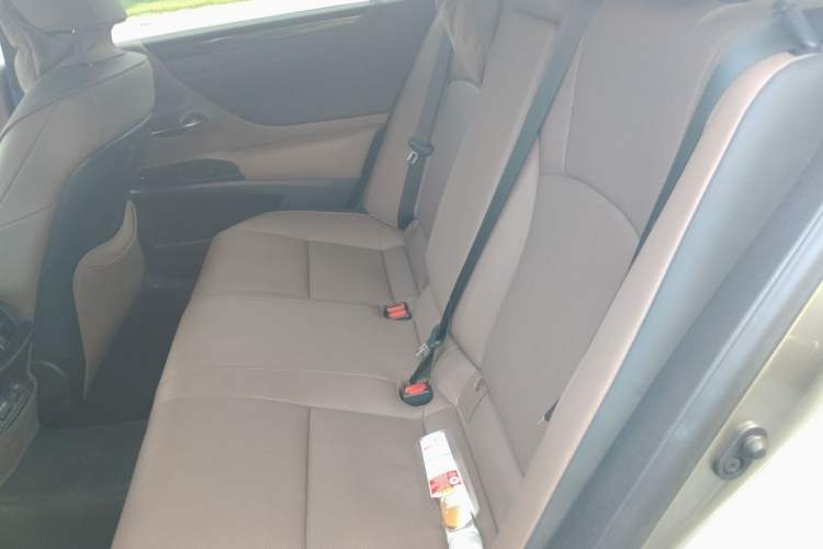 Used Lexus ES 2025 300h Deluxe Edition Left Rear Seat