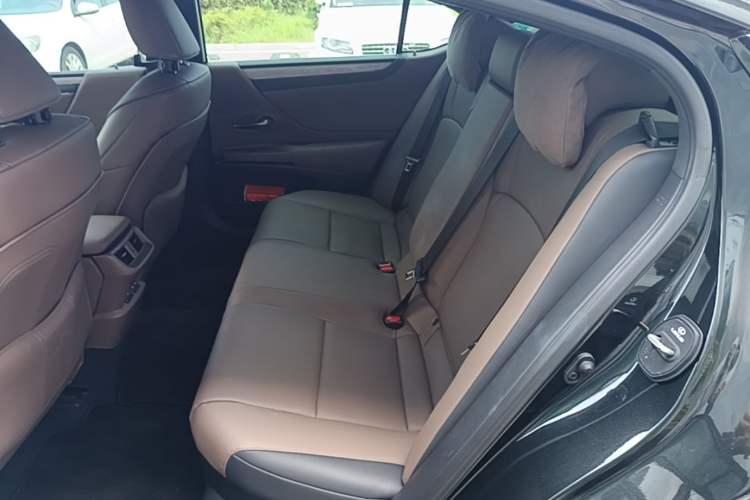 Used Lexus ES 2025 300h Deluxe Edition Left Rear Seat