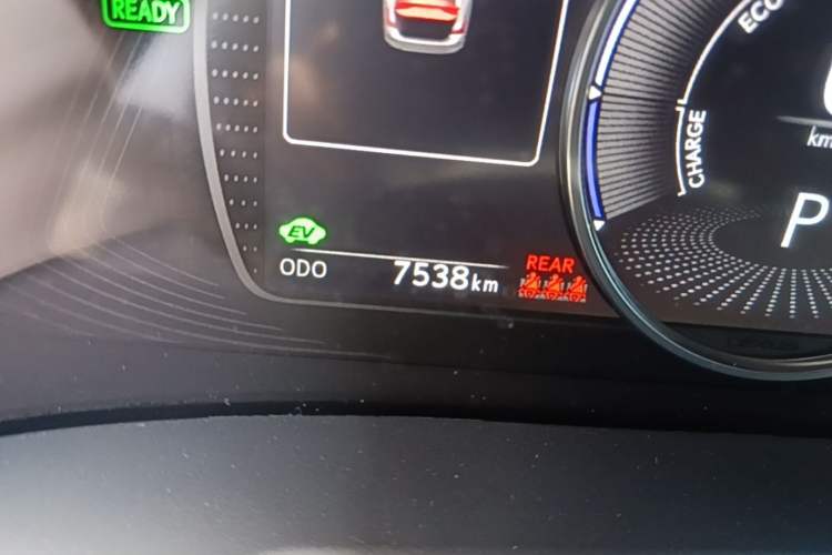 Used Lexus ES 2025 300h Deluxe Edition Odometer Close Up