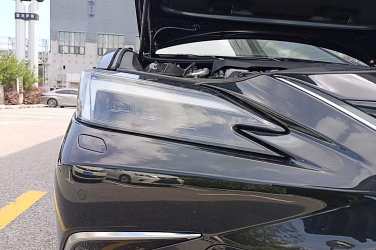 Used Lexus ES 2025 300h Deluxe Edition Right Front Headlight