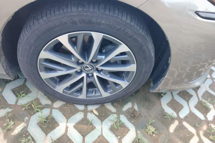 Used Lexus ES 2025 300h Deluxe Edition Right Front Wheel Hub