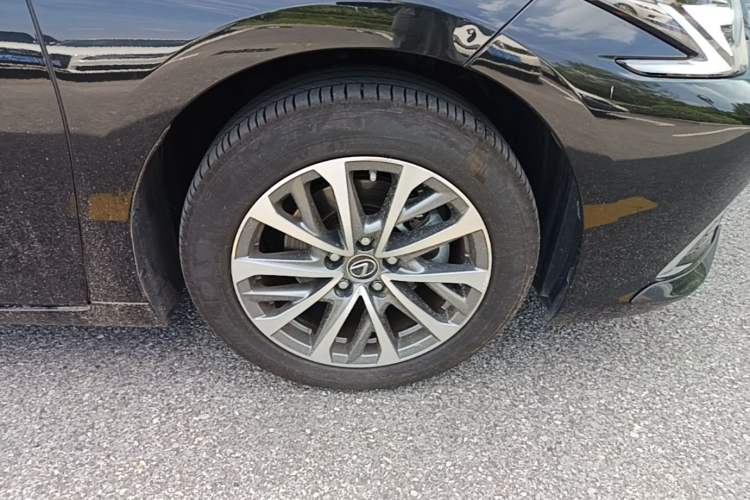 Used Lexus ES 2025 300h Deluxe Edition Right Front Wheel Hub
