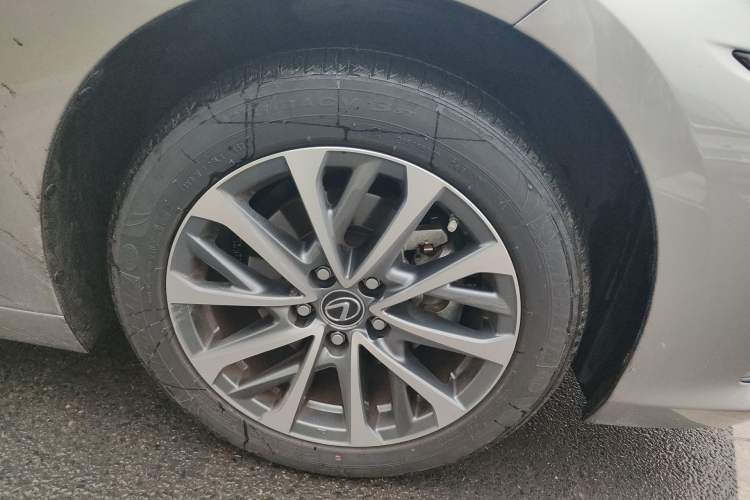 Used Lexus ES 2025 200 Premium Edition Right Front Wheel Hub