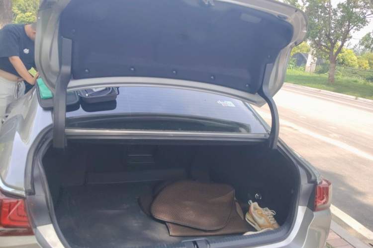 Used Lexus ES 2025 300h Deluxe Edition Trunk