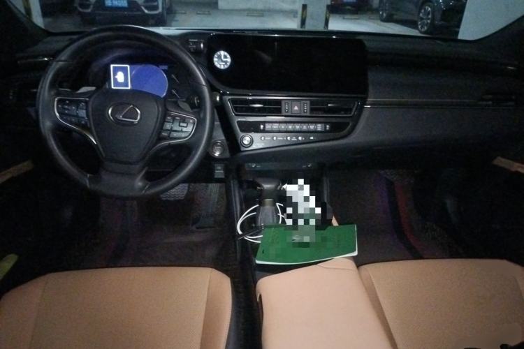 Used Lexus ES 2025 300h Deluxe Edition Center Console