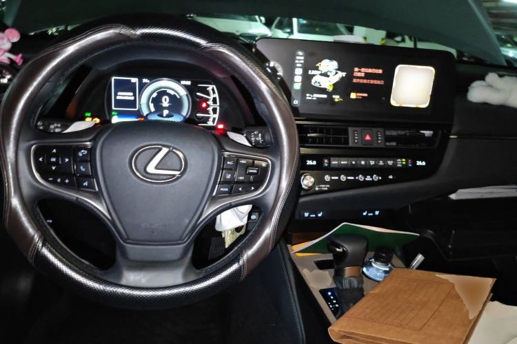 Used Lexus ES 2025 300h Premium Edition Center Console