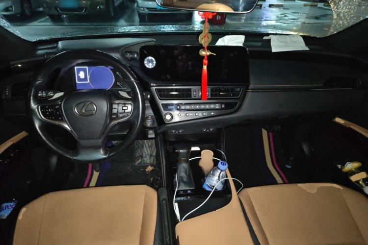 Used Lexus ES 2025 300h Deluxe Edition Center Console
