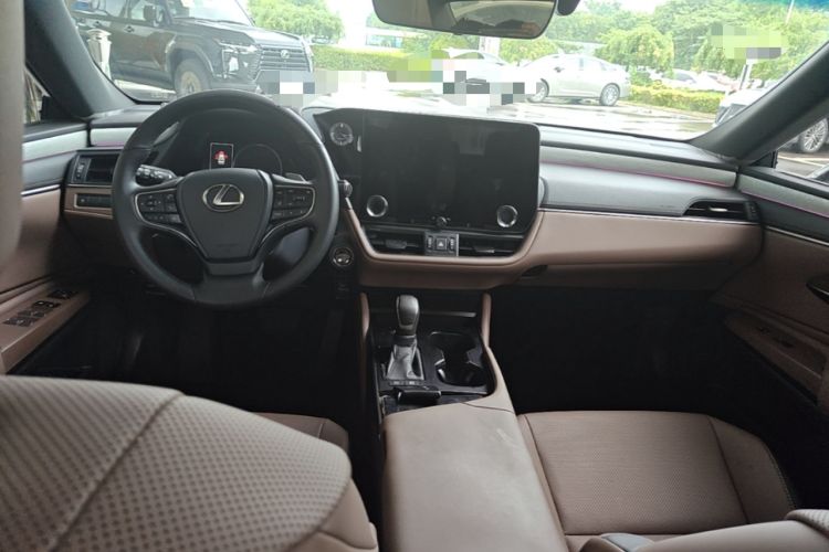 Used Lexus ES 2025 300h Deluxe Edition Center Console