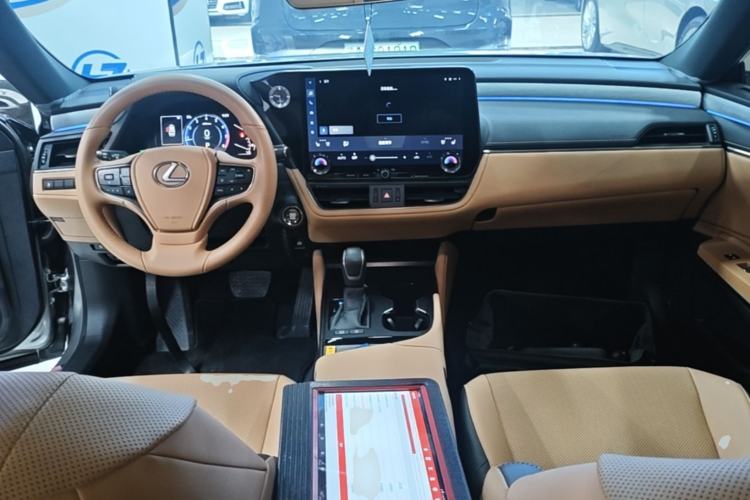 Used Lexus ES 2025 200 Premium Edition Center Console
