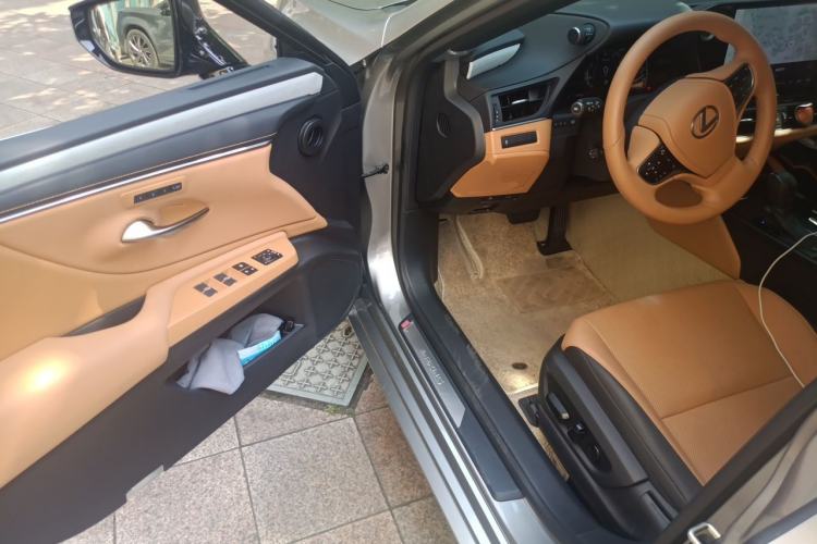 Used Lexus ES 2025 200 Premium Edition Driver Seat