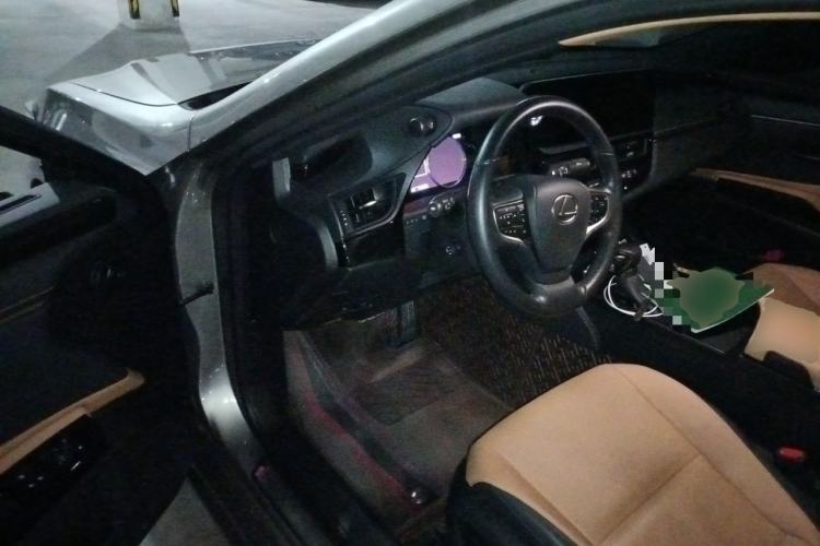 Used Lexus ES 2025 300h Deluxe Edition Driver Seat