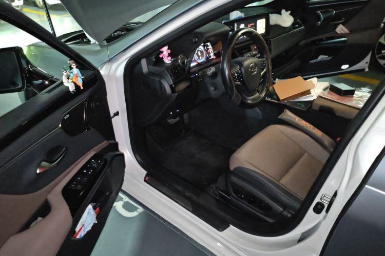 Used Lexus ES 2025 300h Premium Edition Driver Seat
