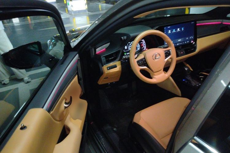 Used Lexus ES 2025 300h Deluxe Edition Driver Seat