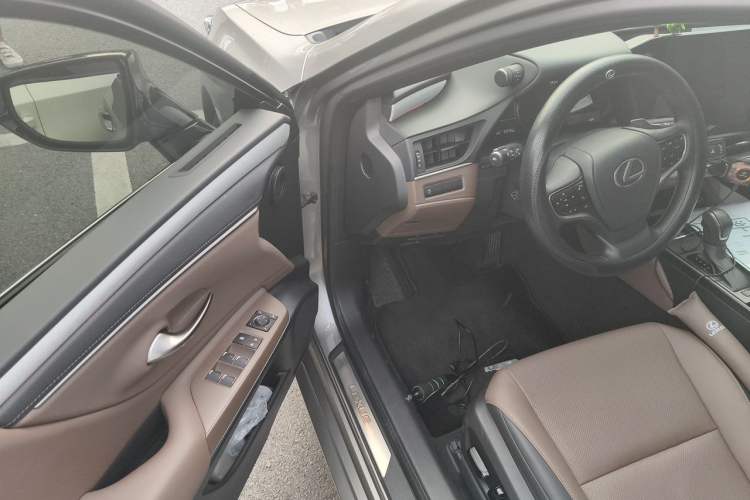 Used Lexus ES 2025 300h Deluxe Edition Driver Seat