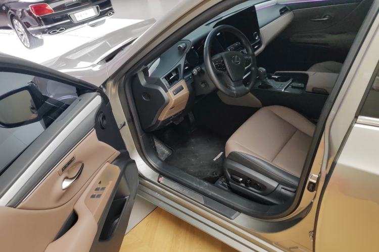 Used Lexus ES 2025 200 Premium Edition Driver Seat