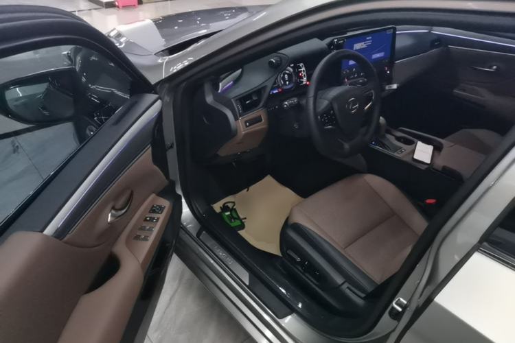 Used Lexus ES 2025 300h Deluxe Edition Driver Seat
