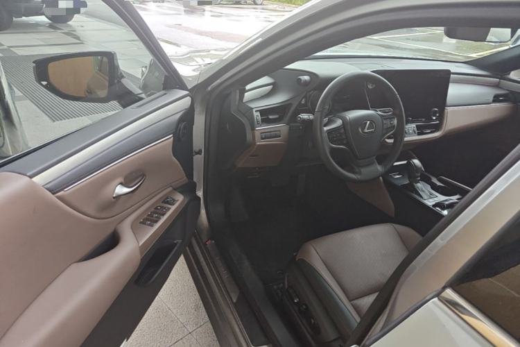 Used Lexus ES 2025 300h Deluxe Edition Driver Seat