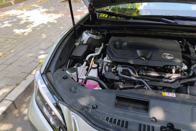 Used Lexus ES 2025 300h Executive Edition Engine Bay Right