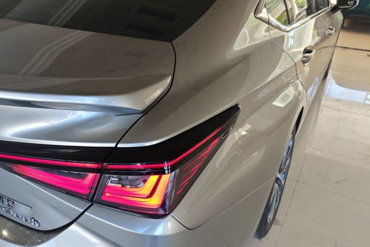 Used Lexus ES 2025 300h Deluxe Edition Exterior 1
