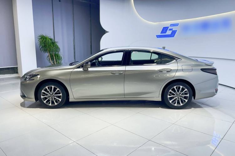 Used Lexus ES 2025 300h Deluxe Edition Exterior 2