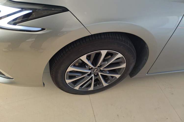 Used Lexus ES 2025 300h Deluxe Edition Exterior 2