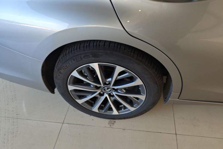 Used Lexus ES 2025 300h Deluxe Edition Exterior 3