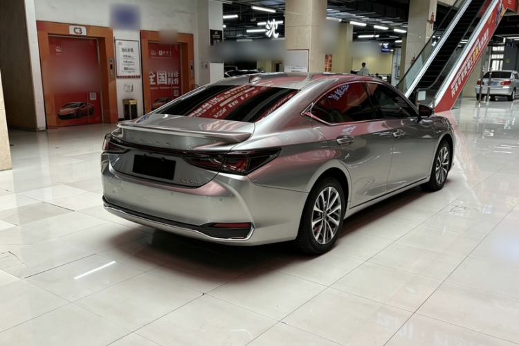 Used Lexus ES 2025 300h Deluxe Edition Exterior 4