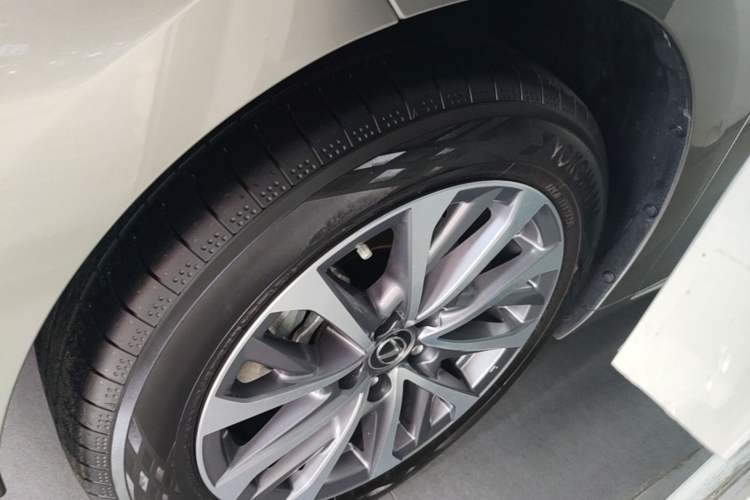 Used Lexus ES 2025 200 Premium Edition Exterior 4