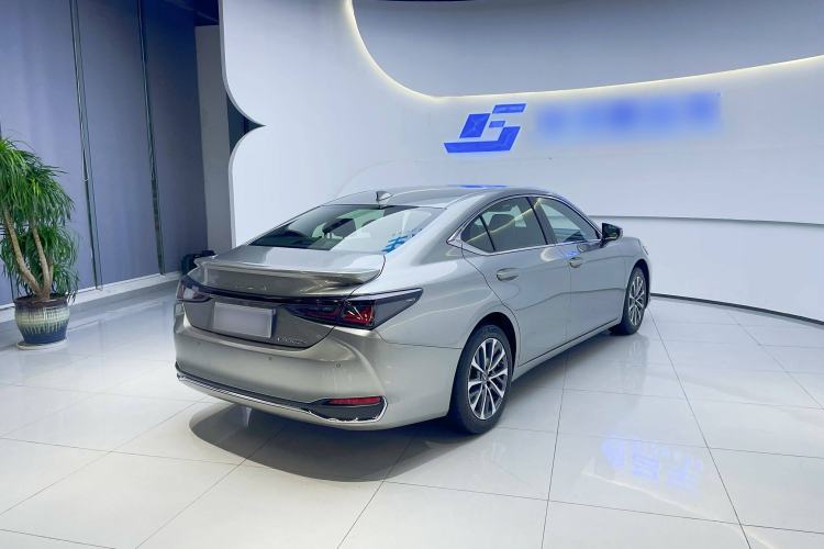 Used Lexus ES 2025 300h Deluxe Edition Exterior 4