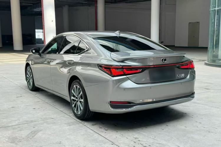 Used Lexus ES 2025 300h Deluxe Edition Exterior 4