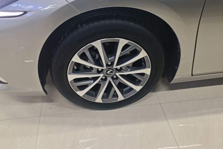 Used Lexus ES 2025 200 Premium Edition Exterior 4