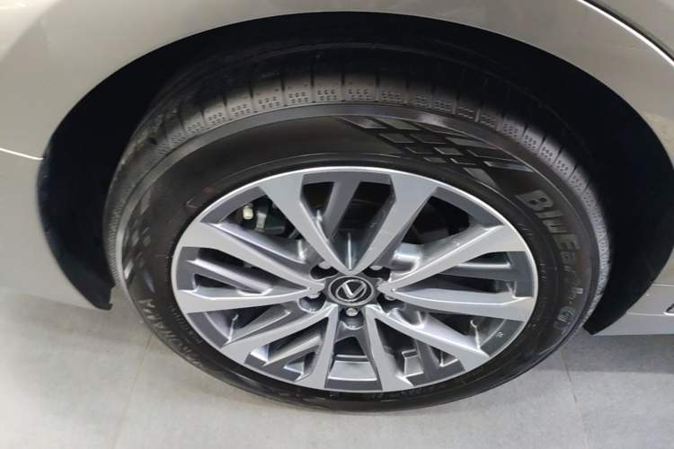 Used Lexus ES 2025 200 Premium Edition Exterior 5