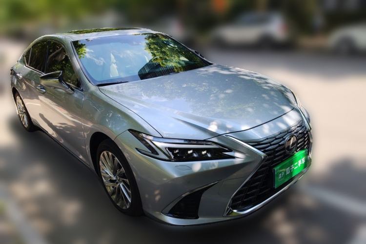 Used Lexus ES 2025 300h Executive Edition Front Right 45 Deg