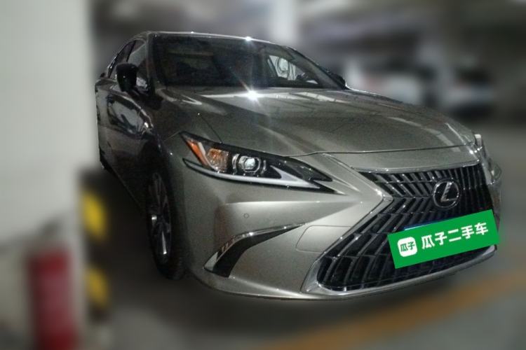 Used Lexus ES 2025 300h Deluxe Edition Front Right 45 Deg