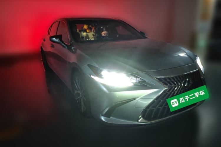 Used Lexus ES 2025 300h Premium Edition Front Right 45 Deg