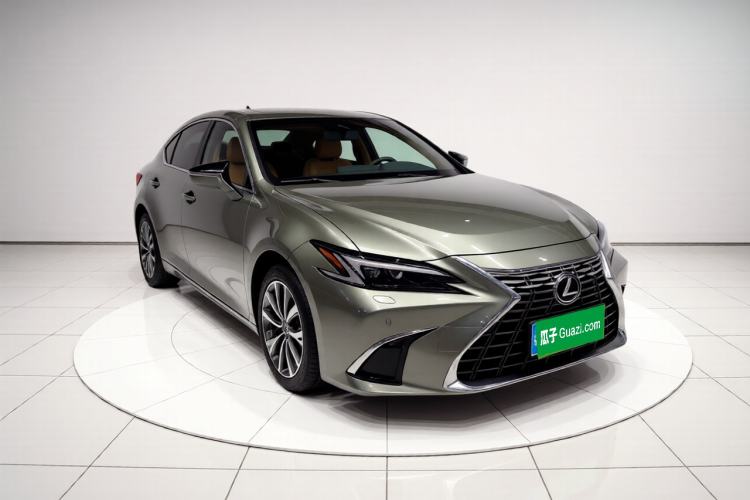 Used Lexus ES 2025 300h Deluxe Edition Front Right 45 Deg