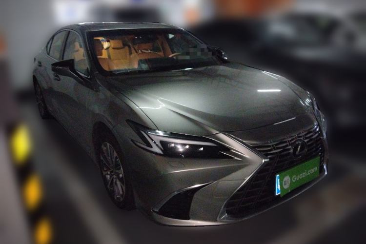 Used Lexus ES 2025 300h Deluxe Edition Front Right 45 Deg