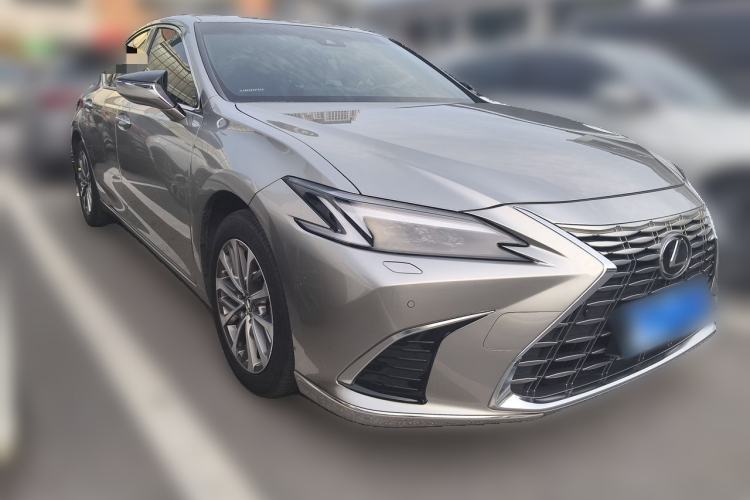 Used Lexus ES 2025 300h Deluxe Edition Front Right 45 Deg