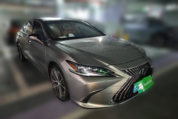 Used Lexus ES 2025 300h Deluxe Edition Front Right 45 Deg