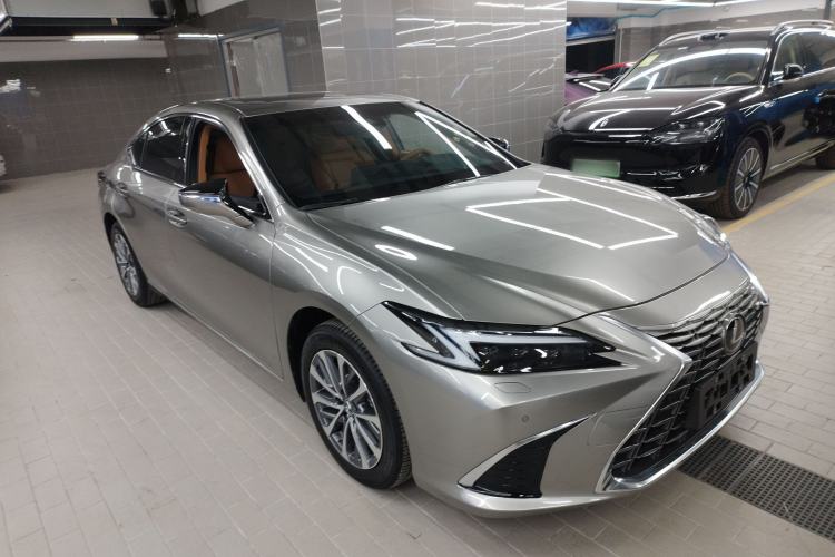Used Lexus ES 2025 200 Premium Edition Front Right 45 Deg