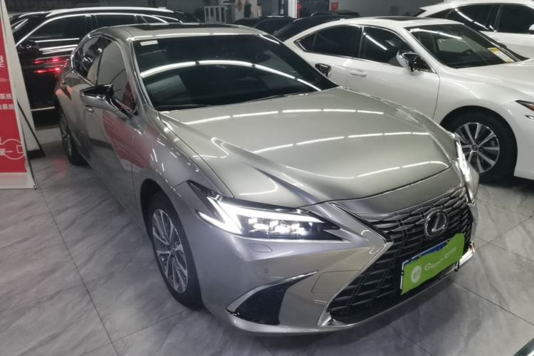 Used Lexus ES 2025 300h Deluxe Edition Front Right 45 Deg