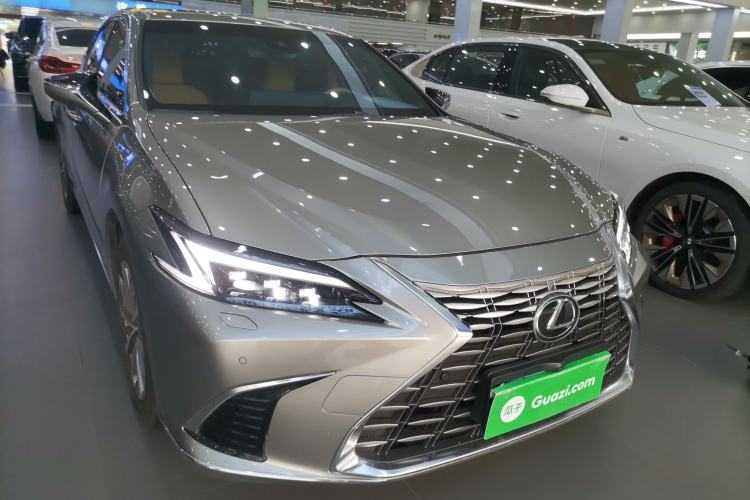 Used Lexus ES 2025 200 Premium Edition Front Right 45 Deg