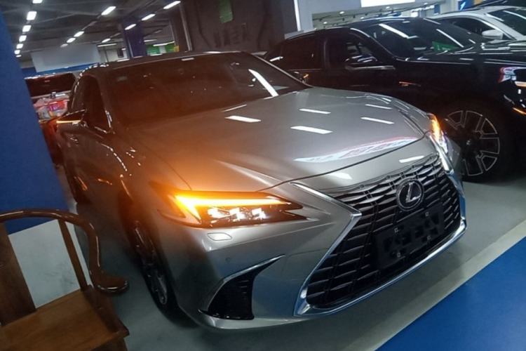 Used Lexus ES 2025 200 Premium Edition Front Right 45 Deg
