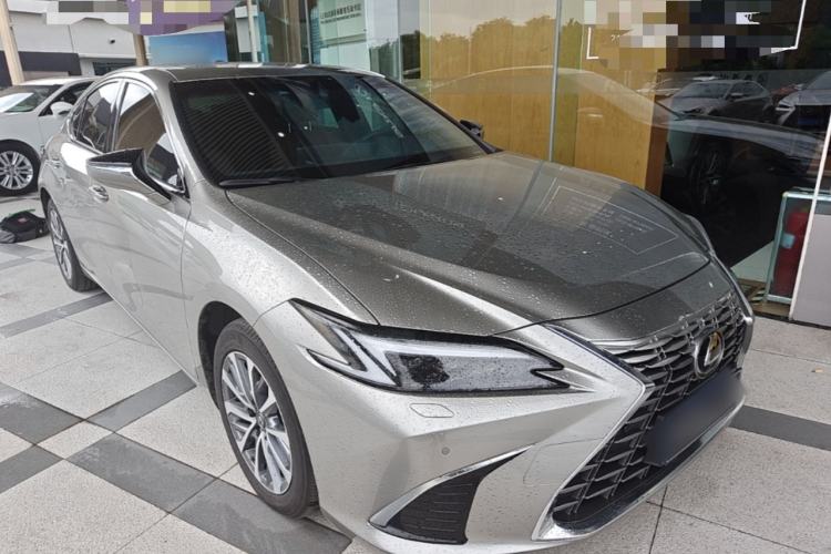 Used Lexus ES 2025 300h Deluxe Edition Front Right 45 Deg