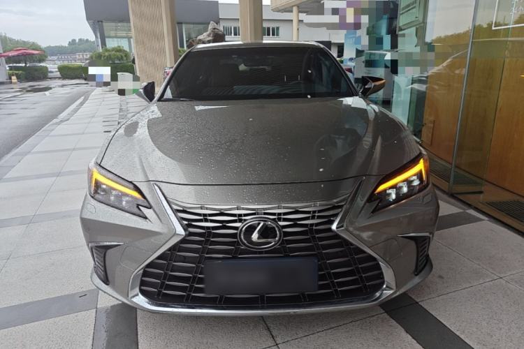 Used Lexus ES 2025 300h Deluxe Edition Front