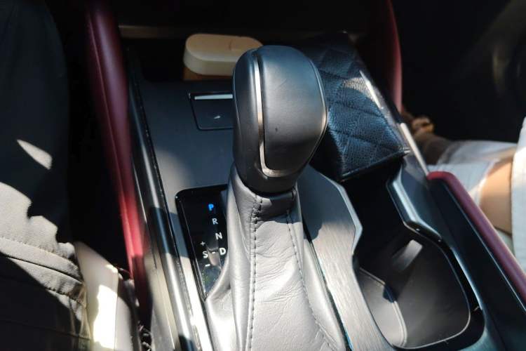 Used Lexus ES 2025 300h Executive Edition Gear Lever