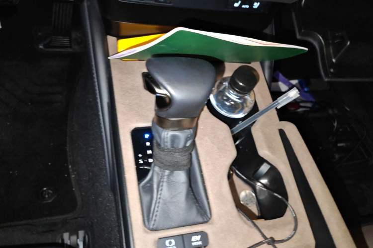 Used Lexus ES 2025 300h Premium Edition Gear Lever