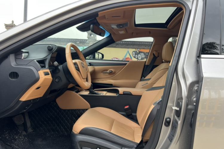 Used Lexus ES 2025 200 Premium Edition Interior 2