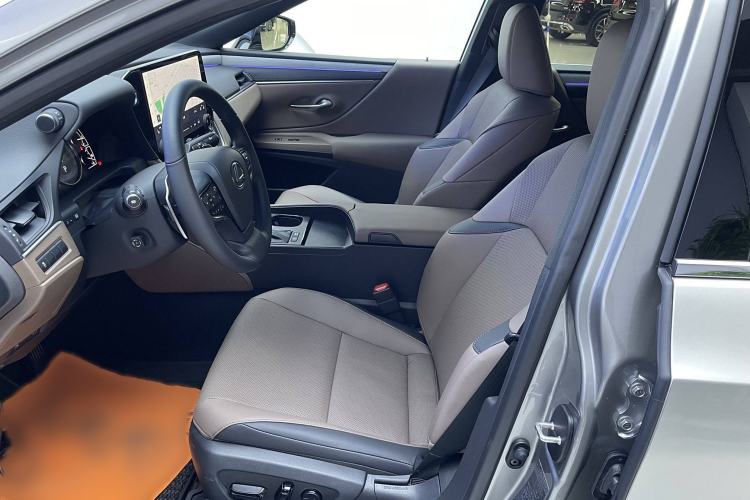 Used Lexus ES 2025 300h Deluxe Edition Interior 2