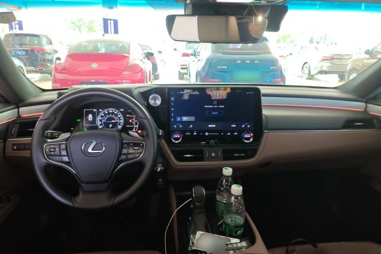 Used Lexus ES 2025 300h Deluxe Edition Interior 2